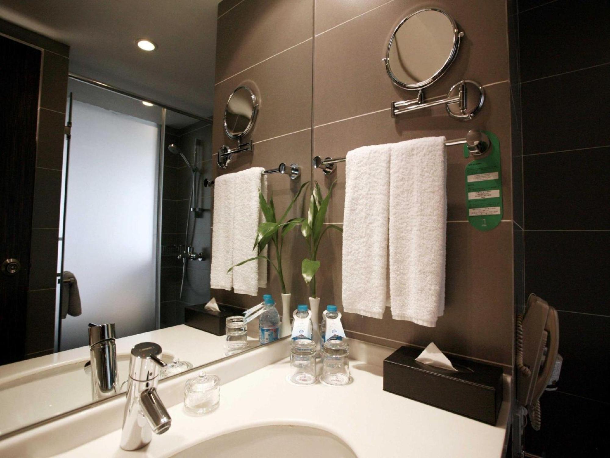 City Hotel Shanghai Room photo
