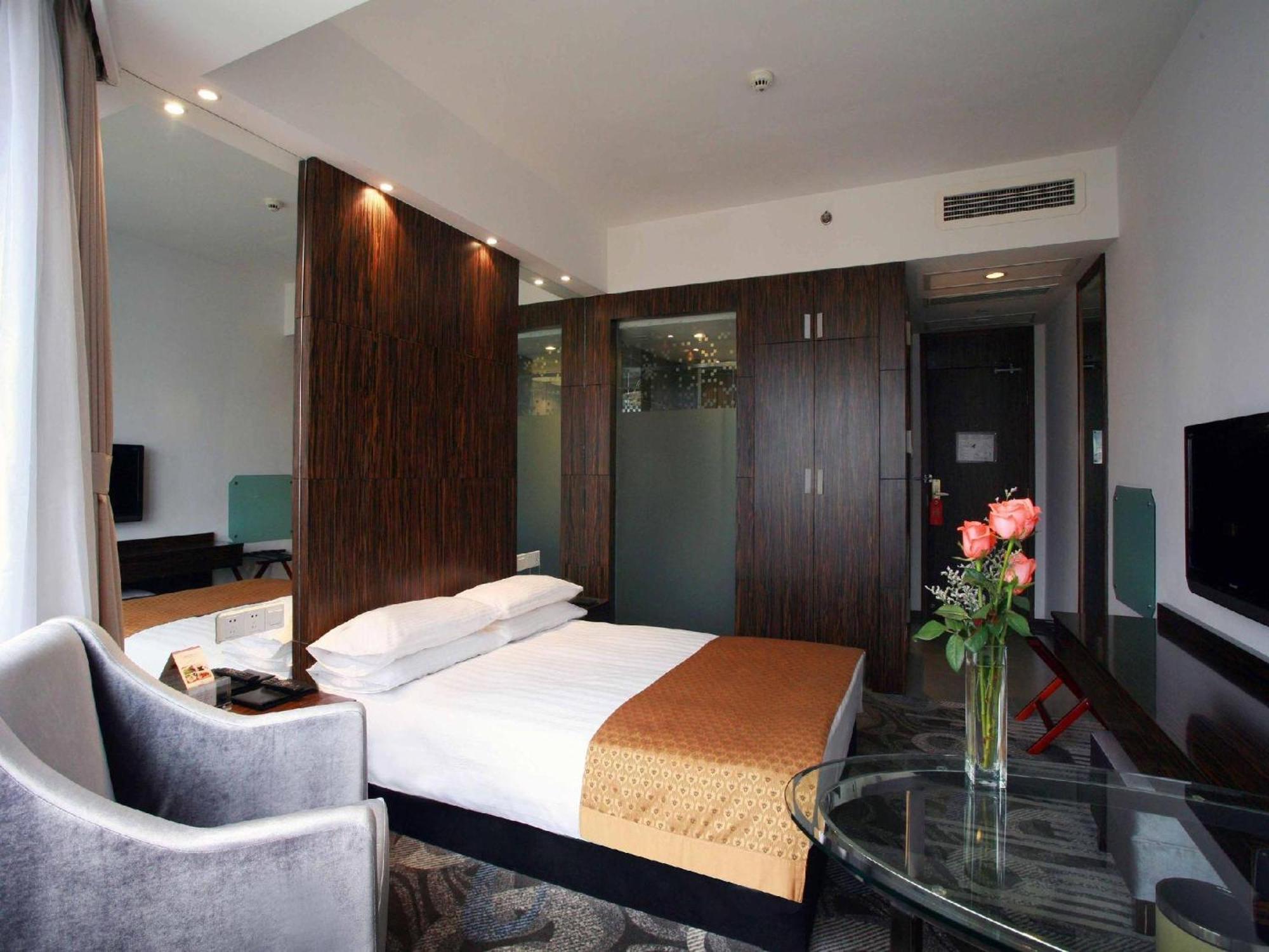 City Hotel Shanghai Room photo